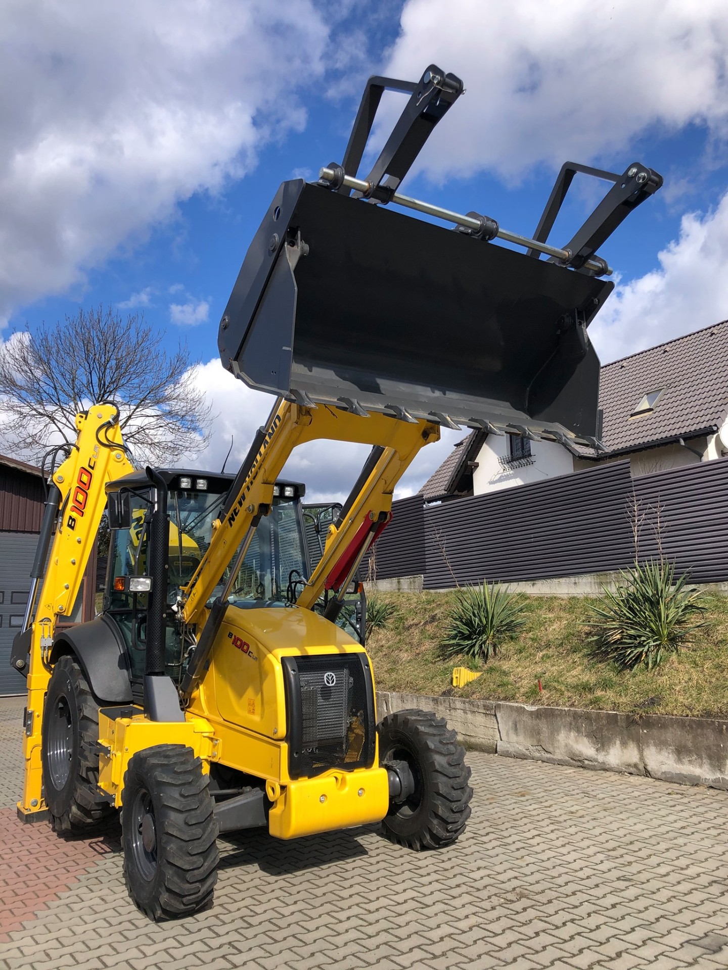 Koparko-ładowarka New Holland B100C w pracy – 3